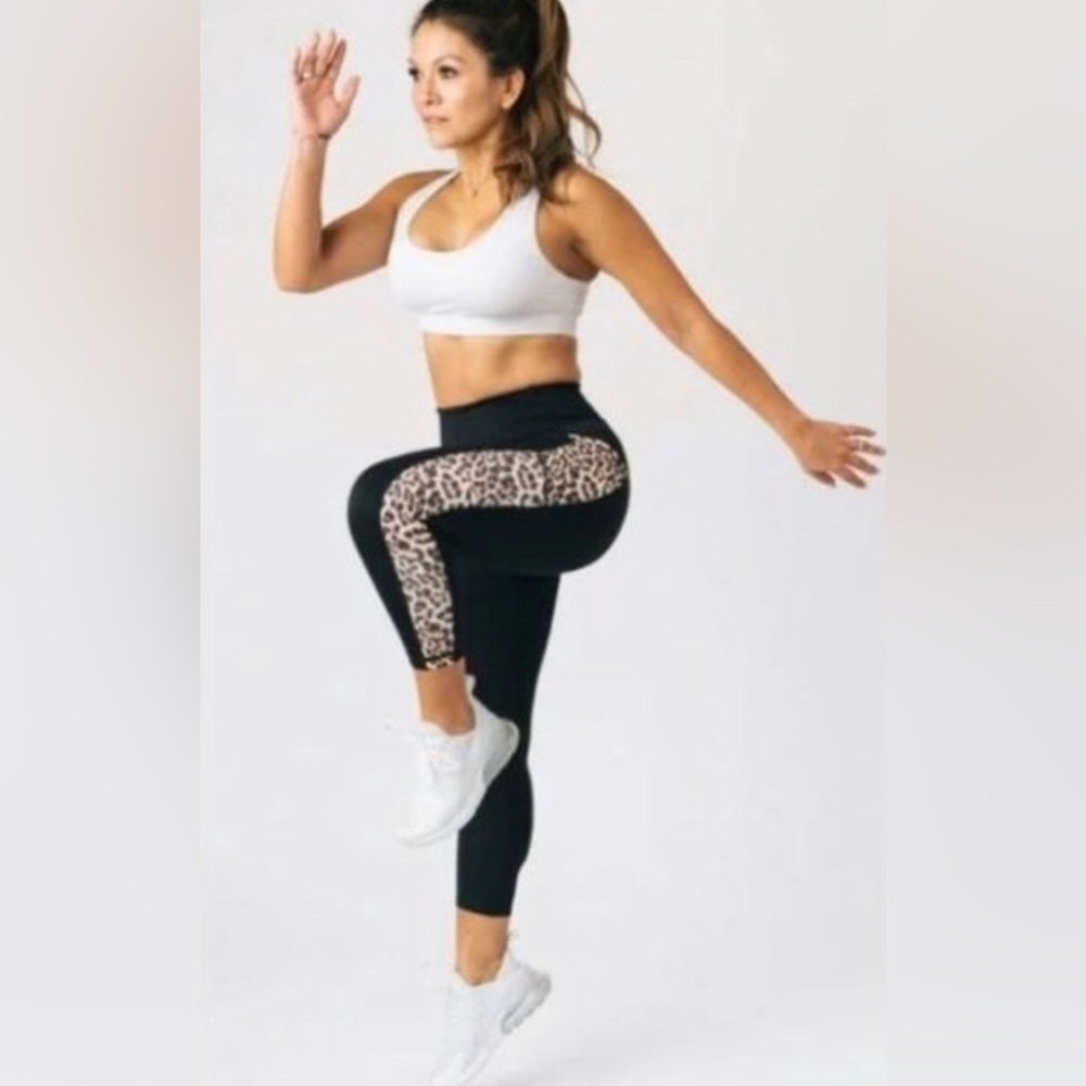 🐆 ZYIA Active Leopard Print Pocket Capri Black Women's Leggings